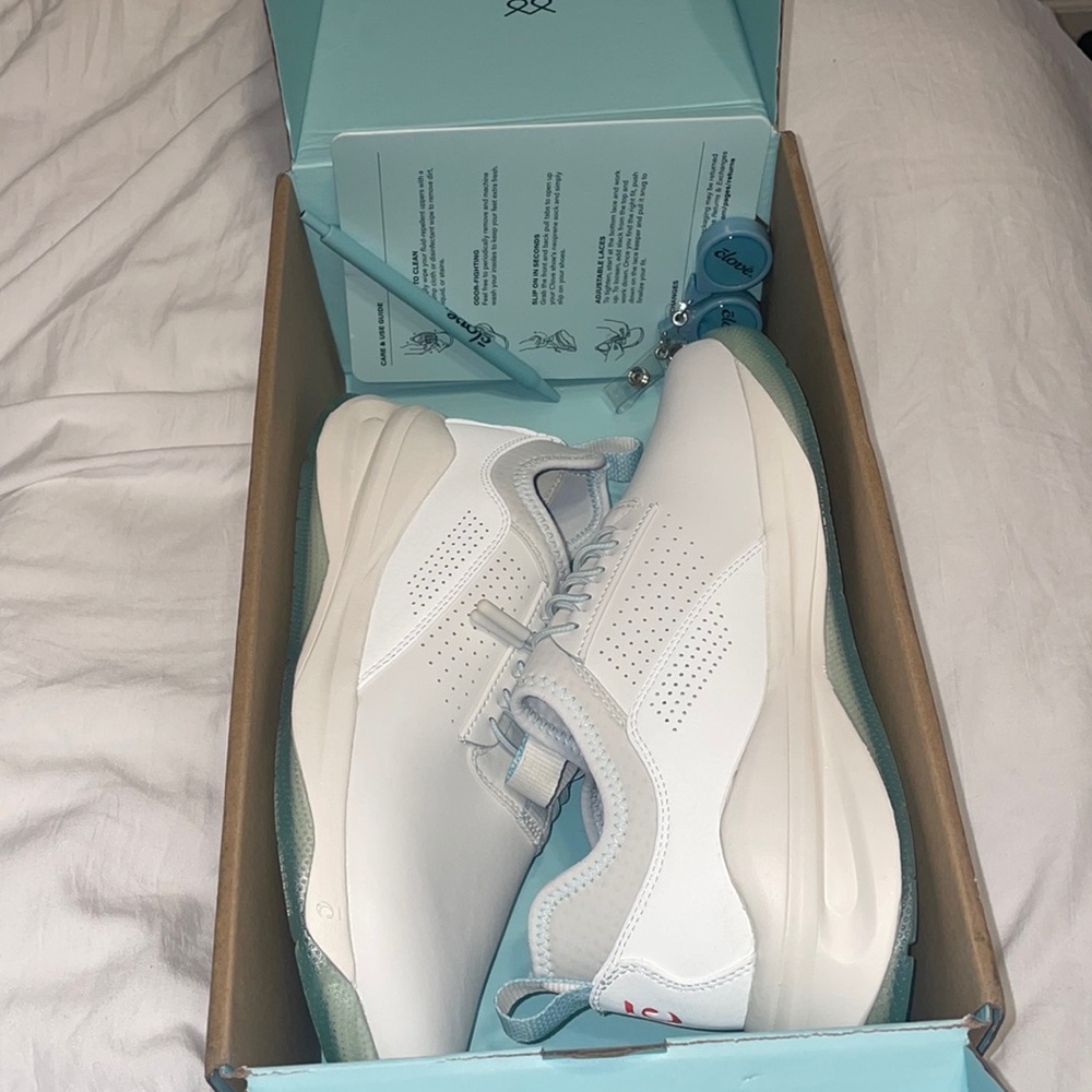 Clove nurse shoes